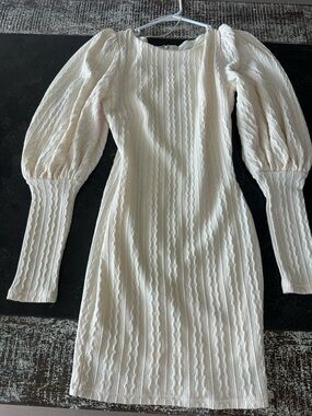 BNWT BUBBLE SLEEVE MINI FROM MIAMI
BOUTIQUE SZ M